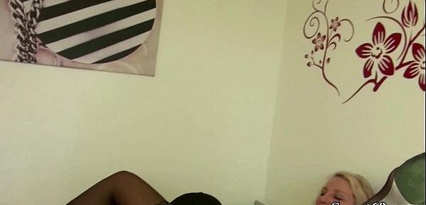 DEUTSCHE MILF HURE HILFT JUNGSPUND MIT SEINEM ERSTEM FICK
